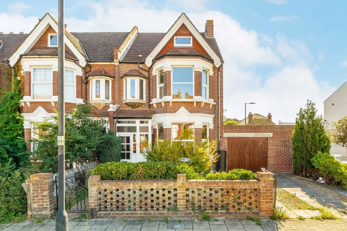 House Fontaine Road in Greater London