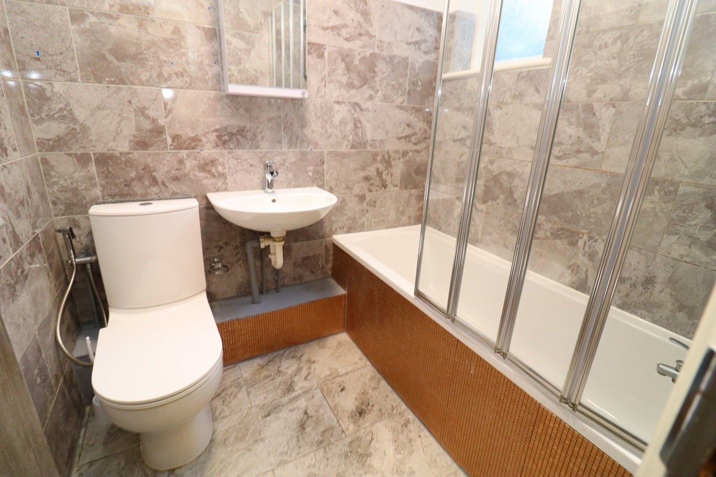 Room Willesden Lane in Greater London