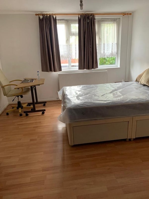 Room Arnold Road in Greater London