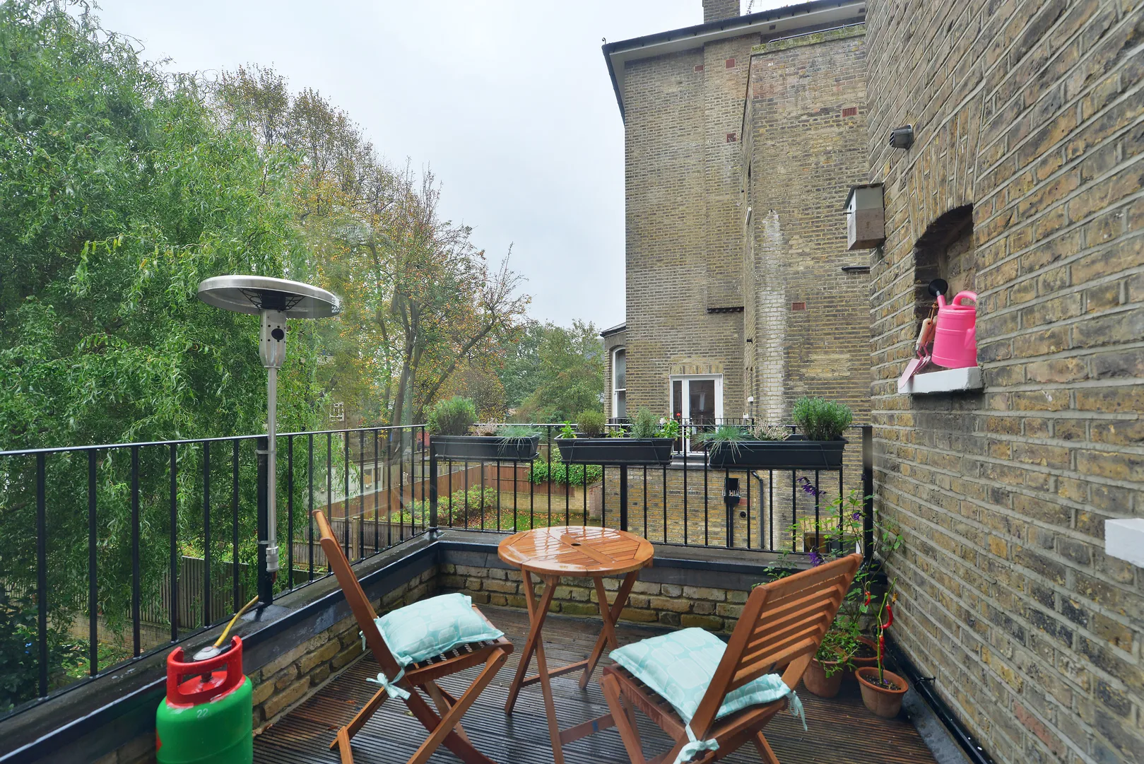 Flat Stradbroke Road in Greater London