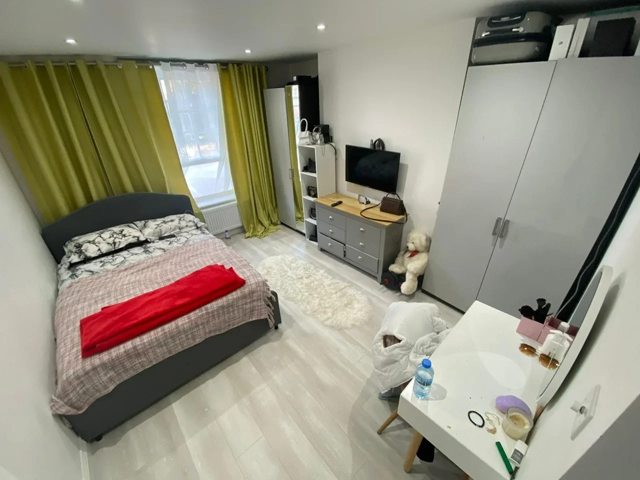 Flat Holloway Road in Greater London