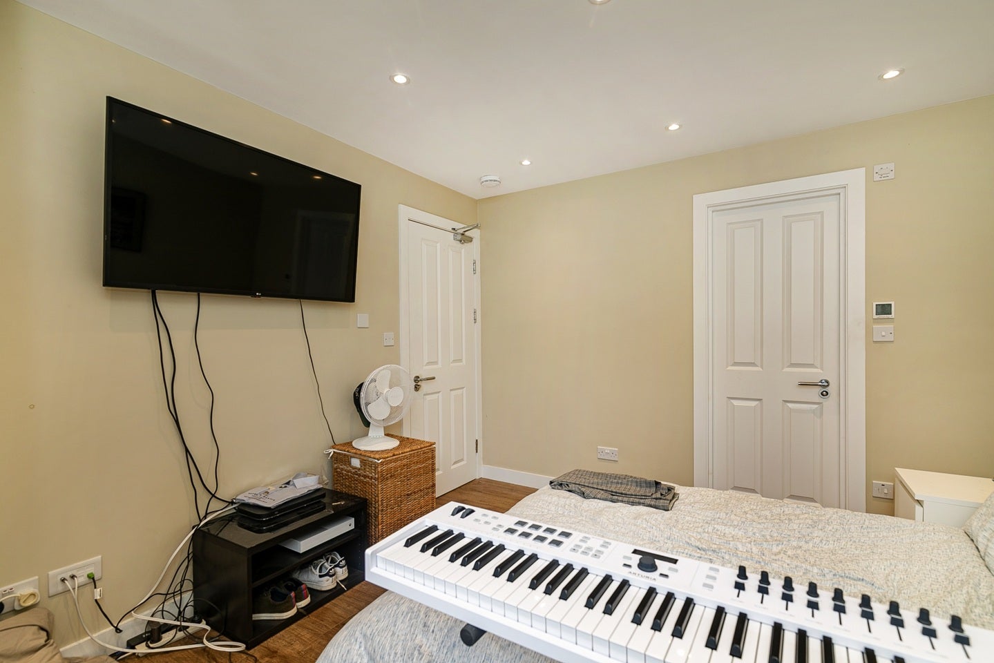 Room Twyford Abbey Road in Greater London
