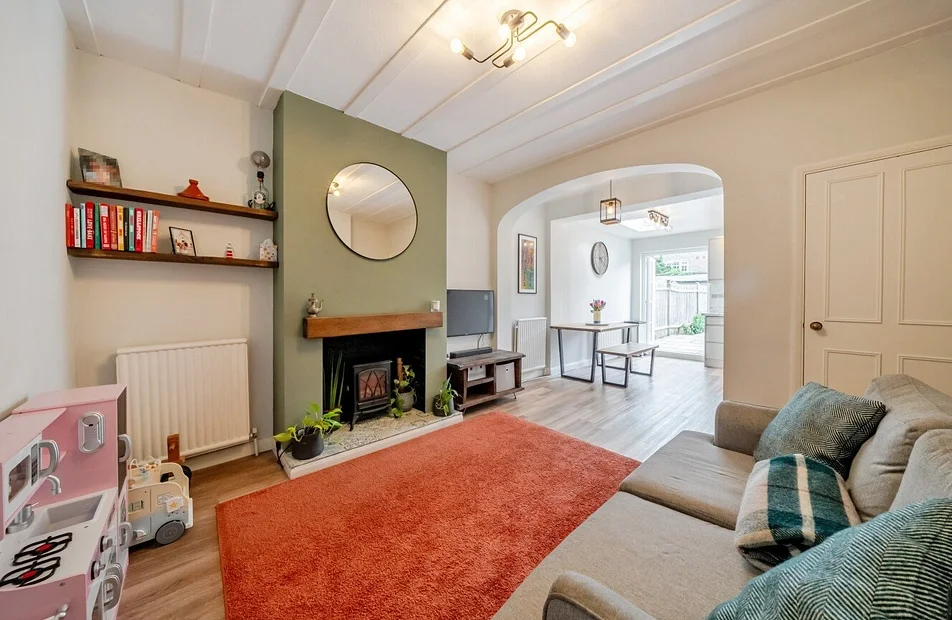Flat Marius Road in Greater London