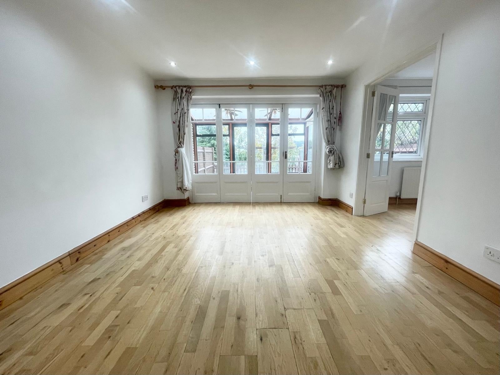 Flat Ryarsh Crescent in Greater London