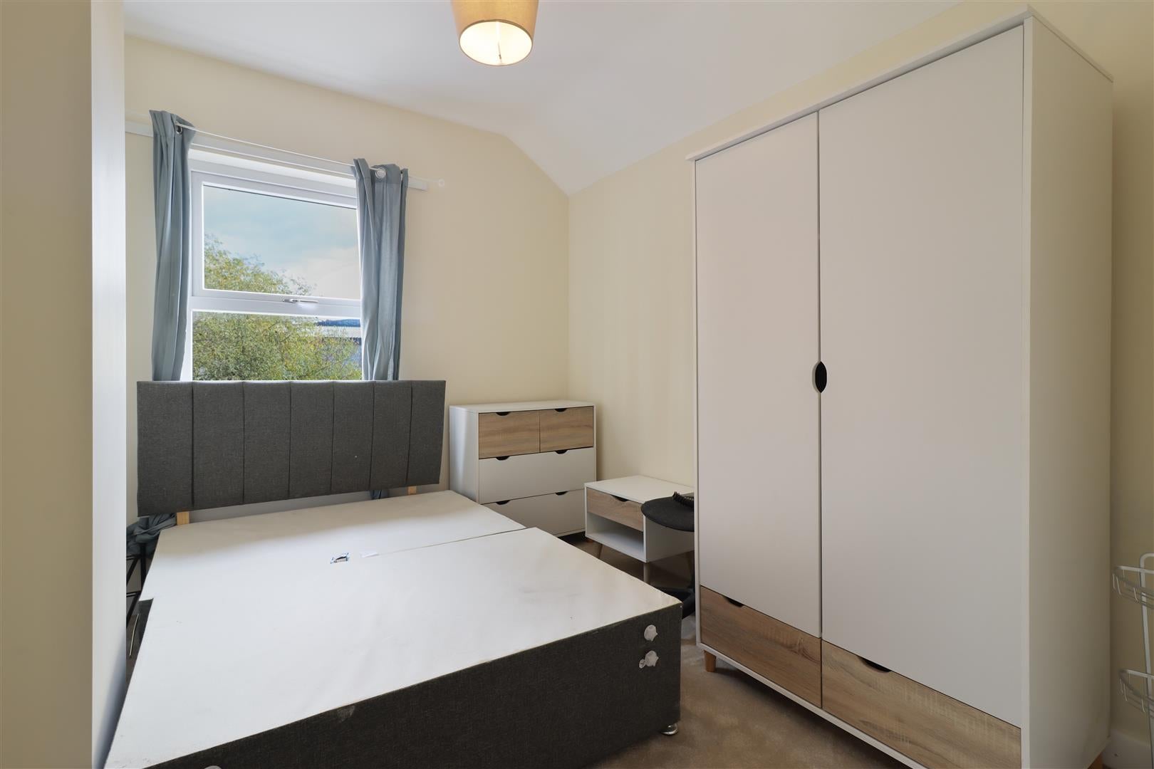 Room Sheffield Road in Chesterfield