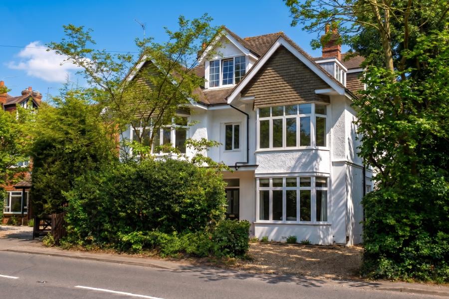 Flat Wych Hill Lane in Woking