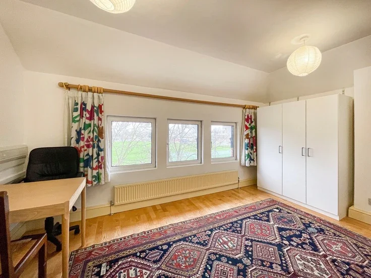 Flat Lonsdale Road in Greater London