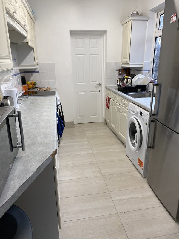 Room Jersey Road in Greater London