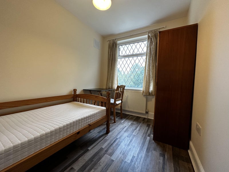 Room Jersey Road in Greater London