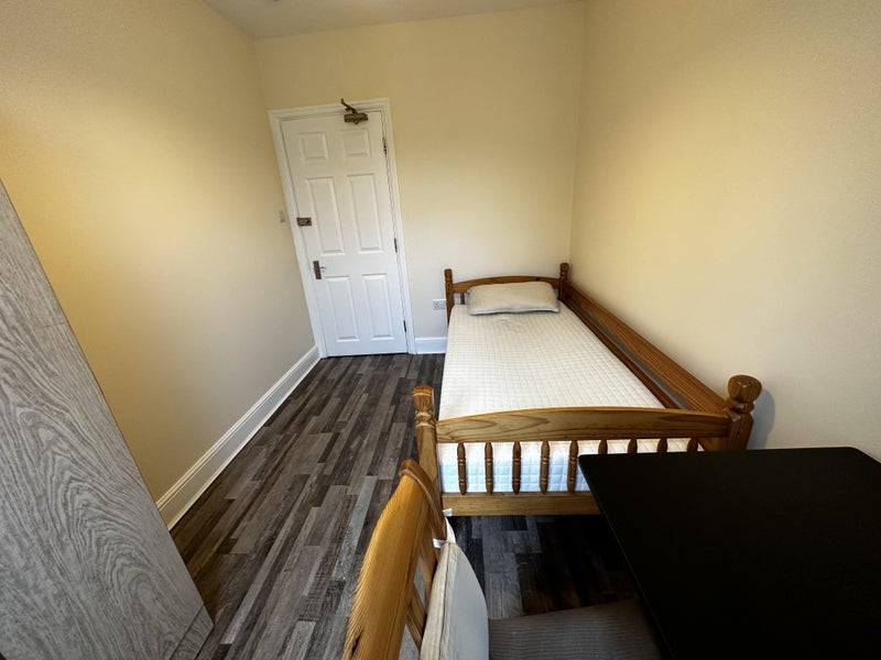 Room Jersey Road in Greater London