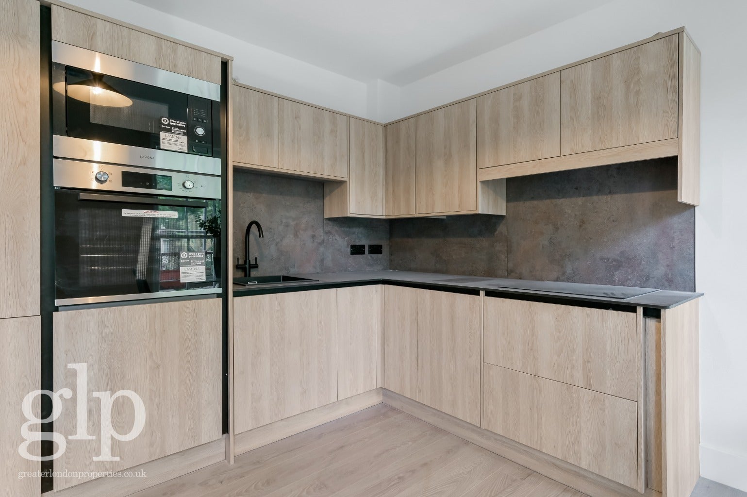 Flat Alleyn Court in City of Westminster