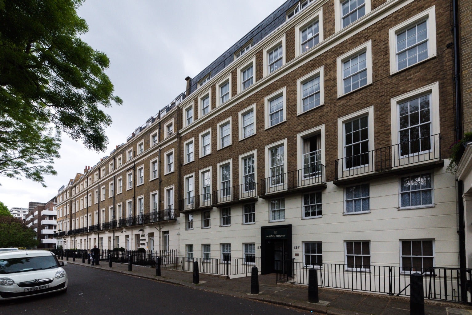 Flat Alleyn Court in City of Westminster