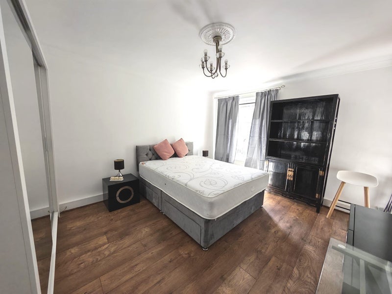 Room Ilminster Gardens in Greater London