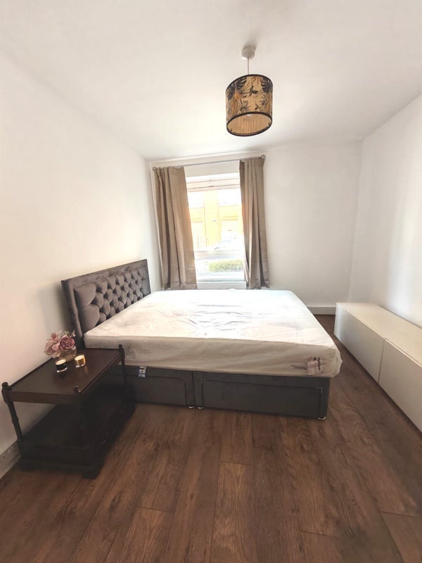 Room Ilminster Gardens in Greater London