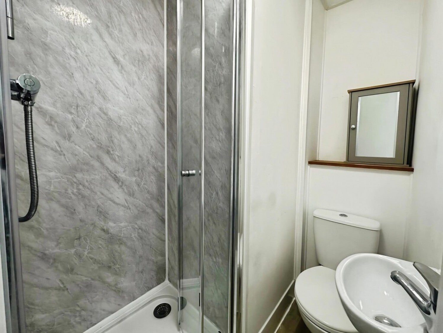 Room St Andrews Road in Yeovil