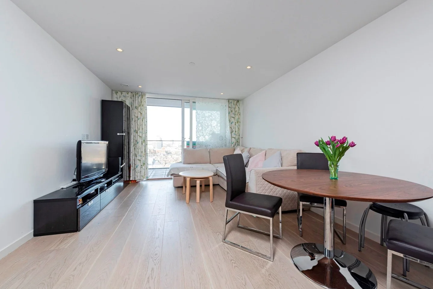 Flat Upper Richmond Road in Greater London
