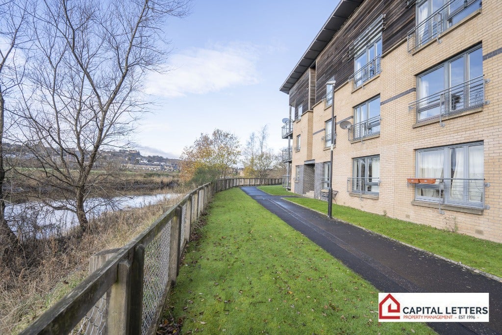 Flat Cask Crescent in Stirling
