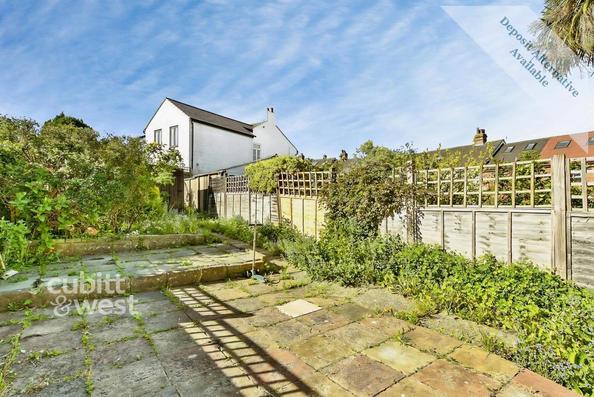 House Marsh View in Folkestone and Hythe District