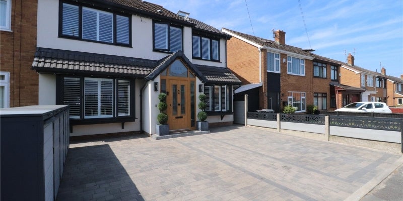 House Holmlands Drive in Prenton