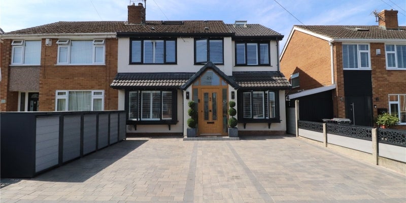 House Holmlands Drive in Prenton