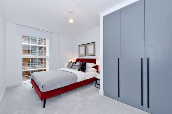 Flat Pickfords Gardens in Slough