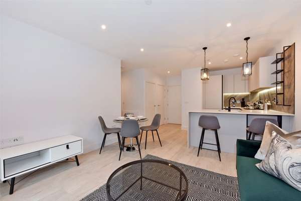 Flat Pickfords Gardens in Slough