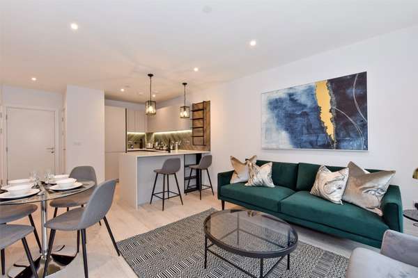 Flat Pickfords Gardens in Slough