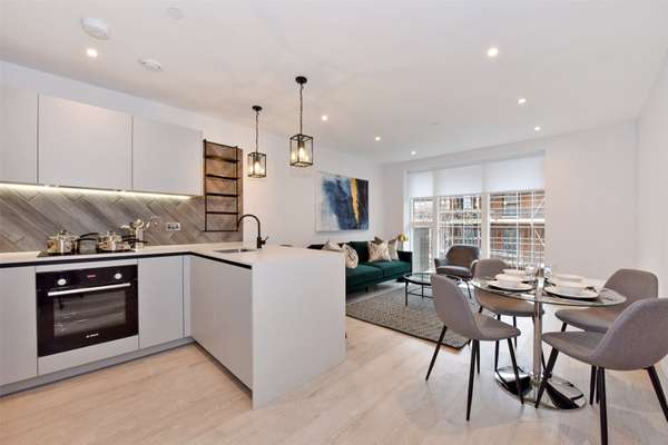 Flat Pickfords Gardens in Slough