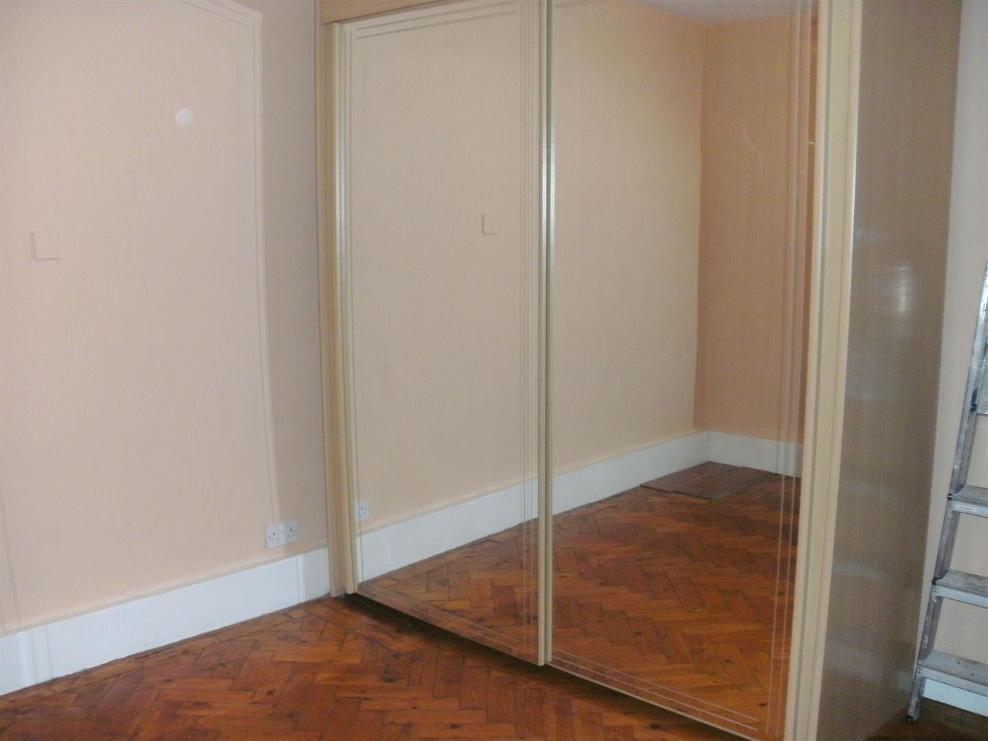 Flat Park Grove in Greater London