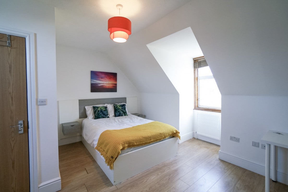 Room Kensington Road in Reading