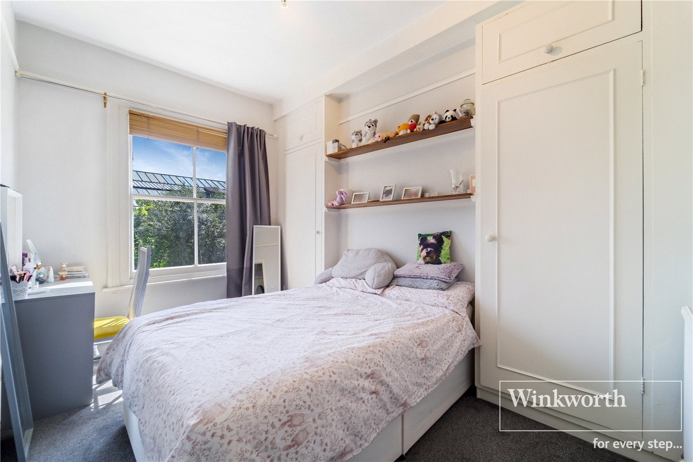 Flat Ennismore Avenue in Greater London