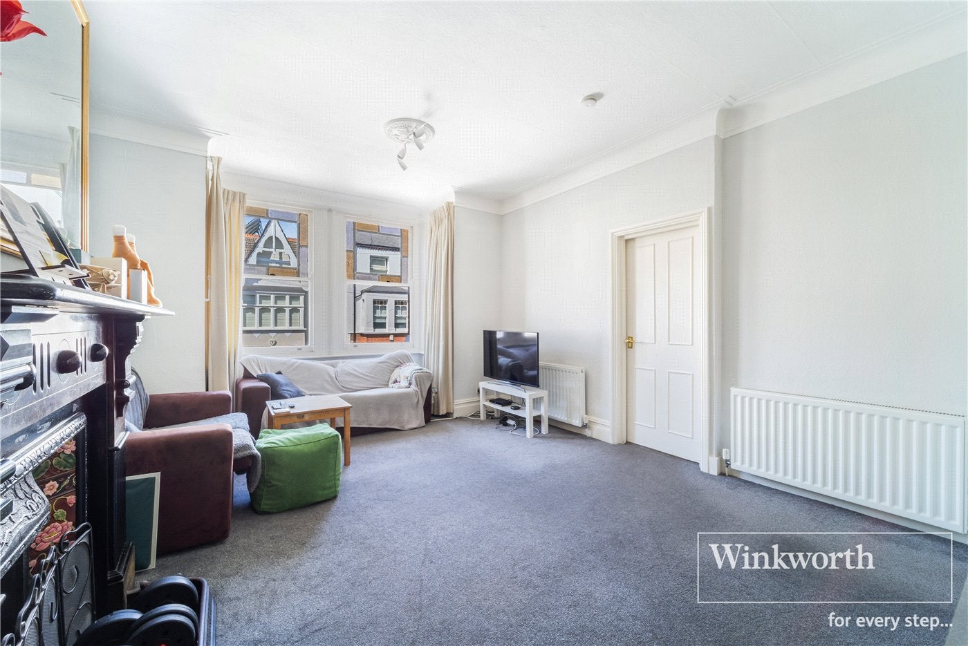 Flat Ennismore Avenue in Greater London