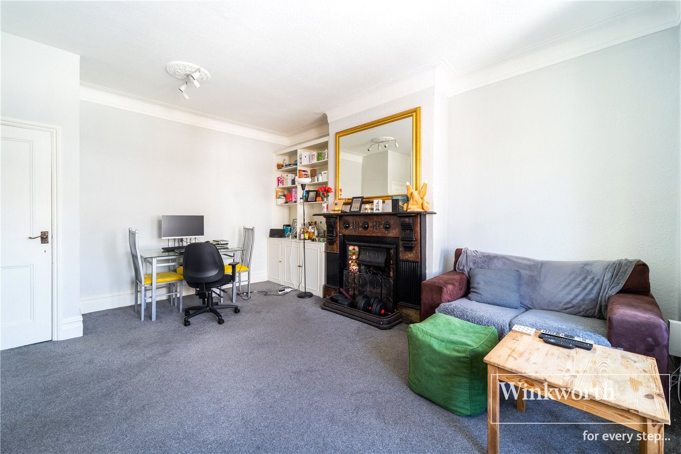Flat Ennismore Avenue in Greater London