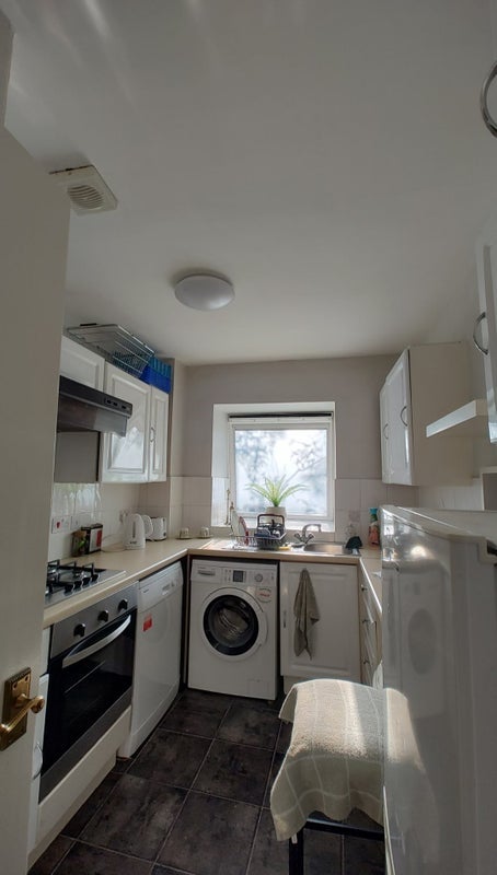 Flat Victoria Road in Greater London