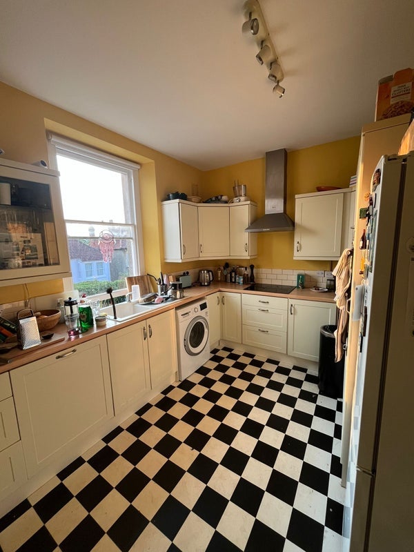 Room Effingham Road in Bristol