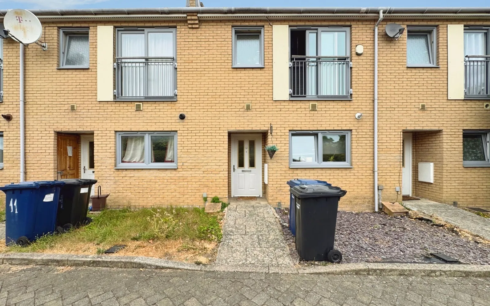 House Cameron Crescent in Greater London