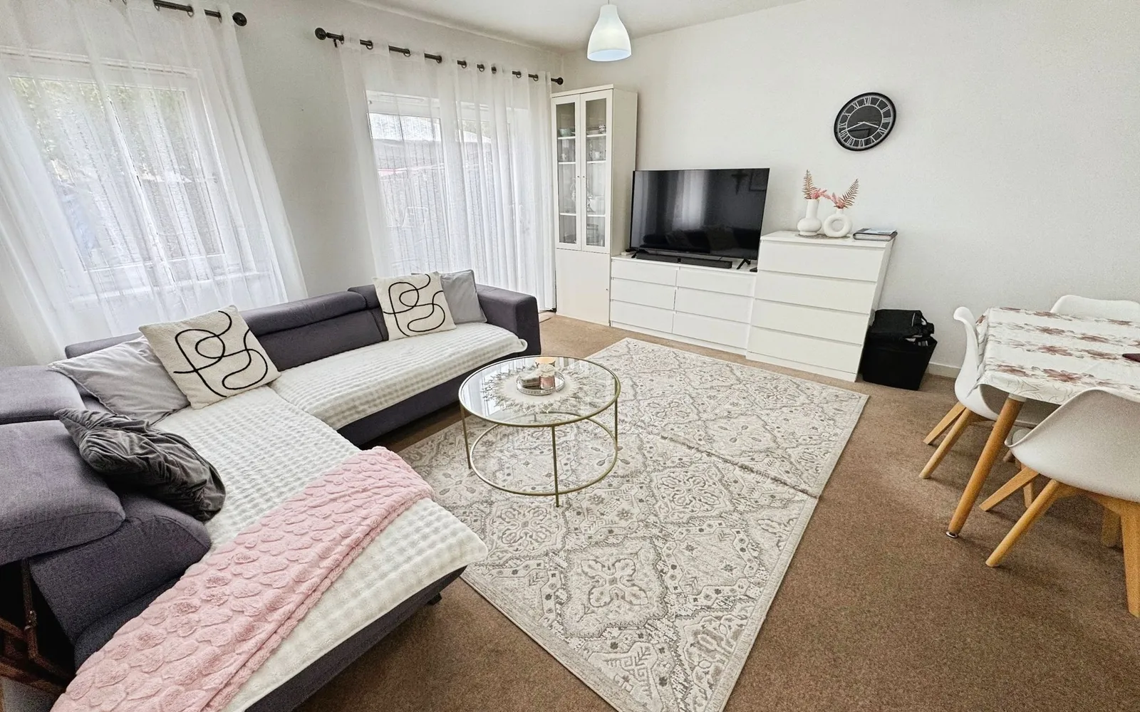 House Cameron Crescent in Greater London