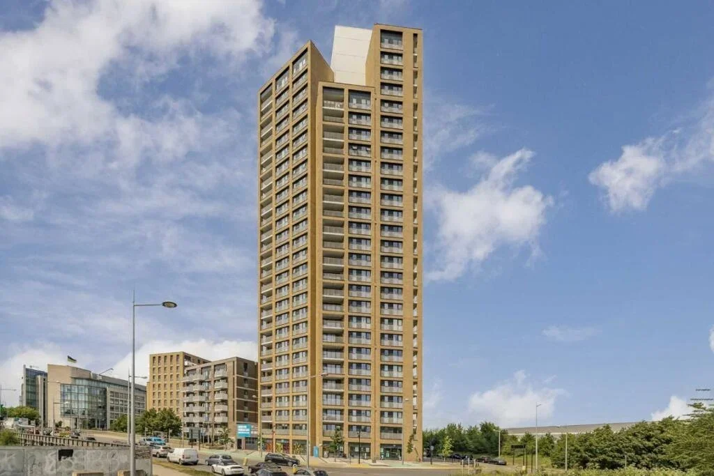 Flat Lakeside Drive in Greater London