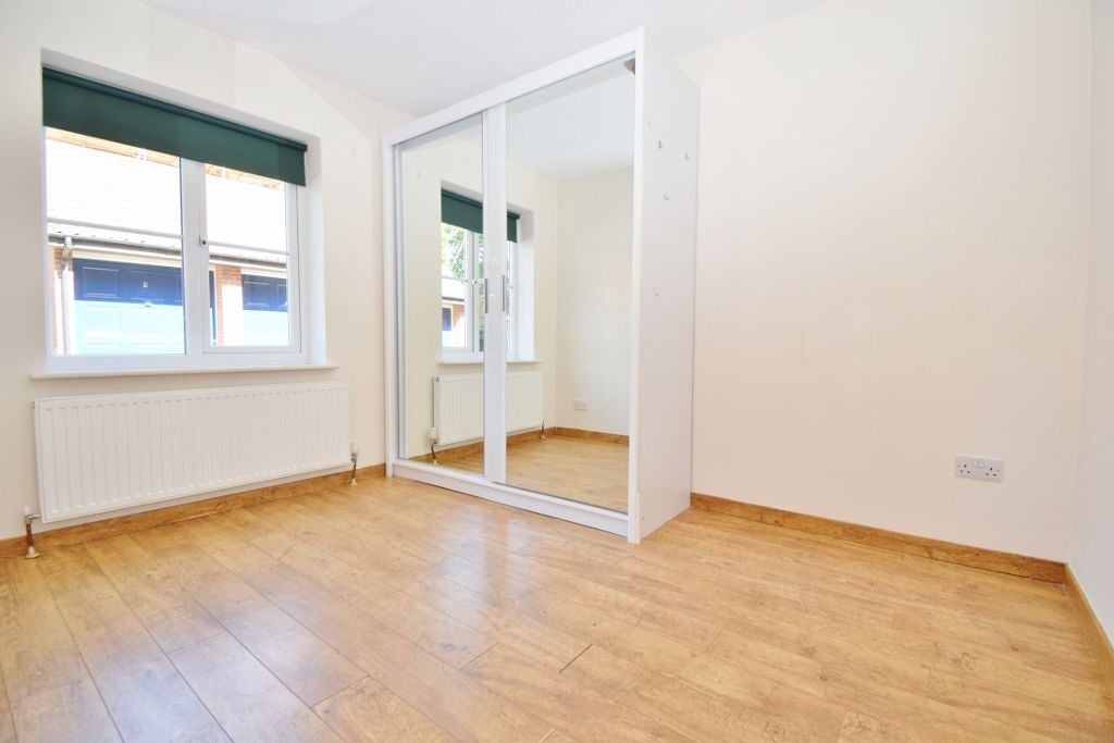 Flat Murray Road in Greater London