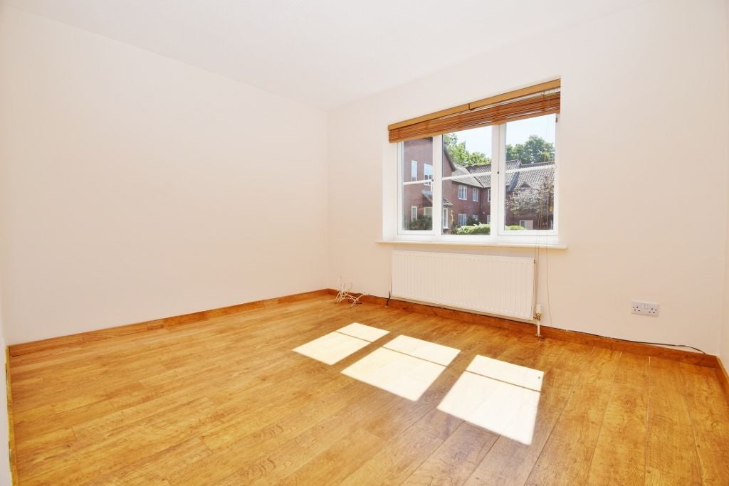 Flat Murray Road in Greater London