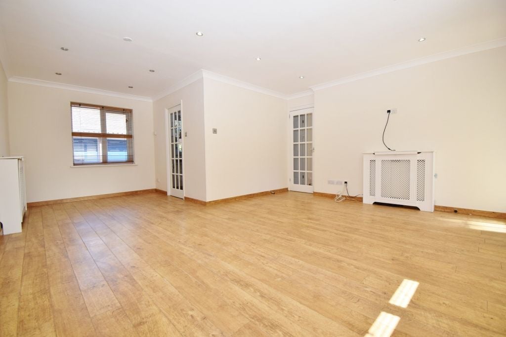 Flat Murray Road in Greater London