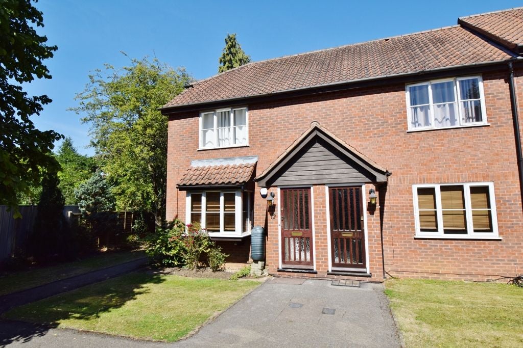 Flat Murray Road in Greater London