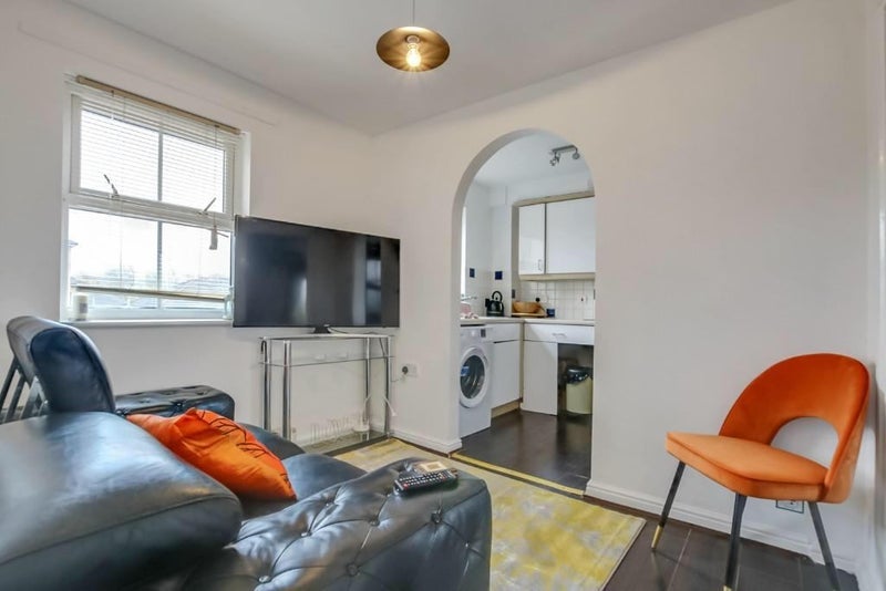 Flat Commercial Way in Greater London