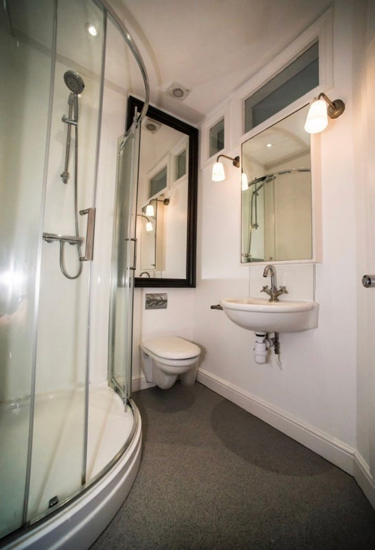 Room Wellington Villas in Nottingham