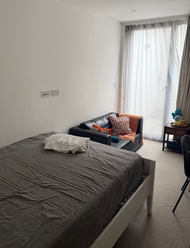 Flat Bourke Close in Greater London