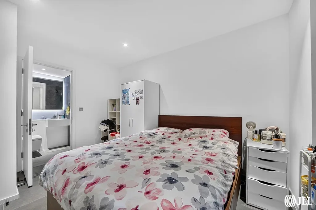 Flat Burdett Road in Greater London