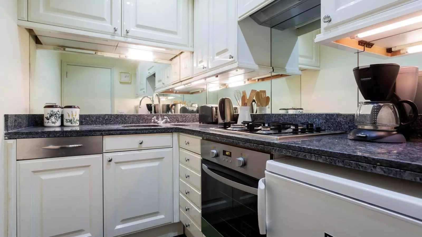 Flat Sheffield Terrace in Greater London
