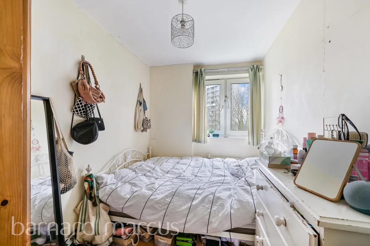 Flat Royal Road in Greater London