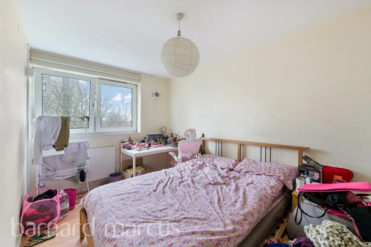Flat Royal Road in Greater London