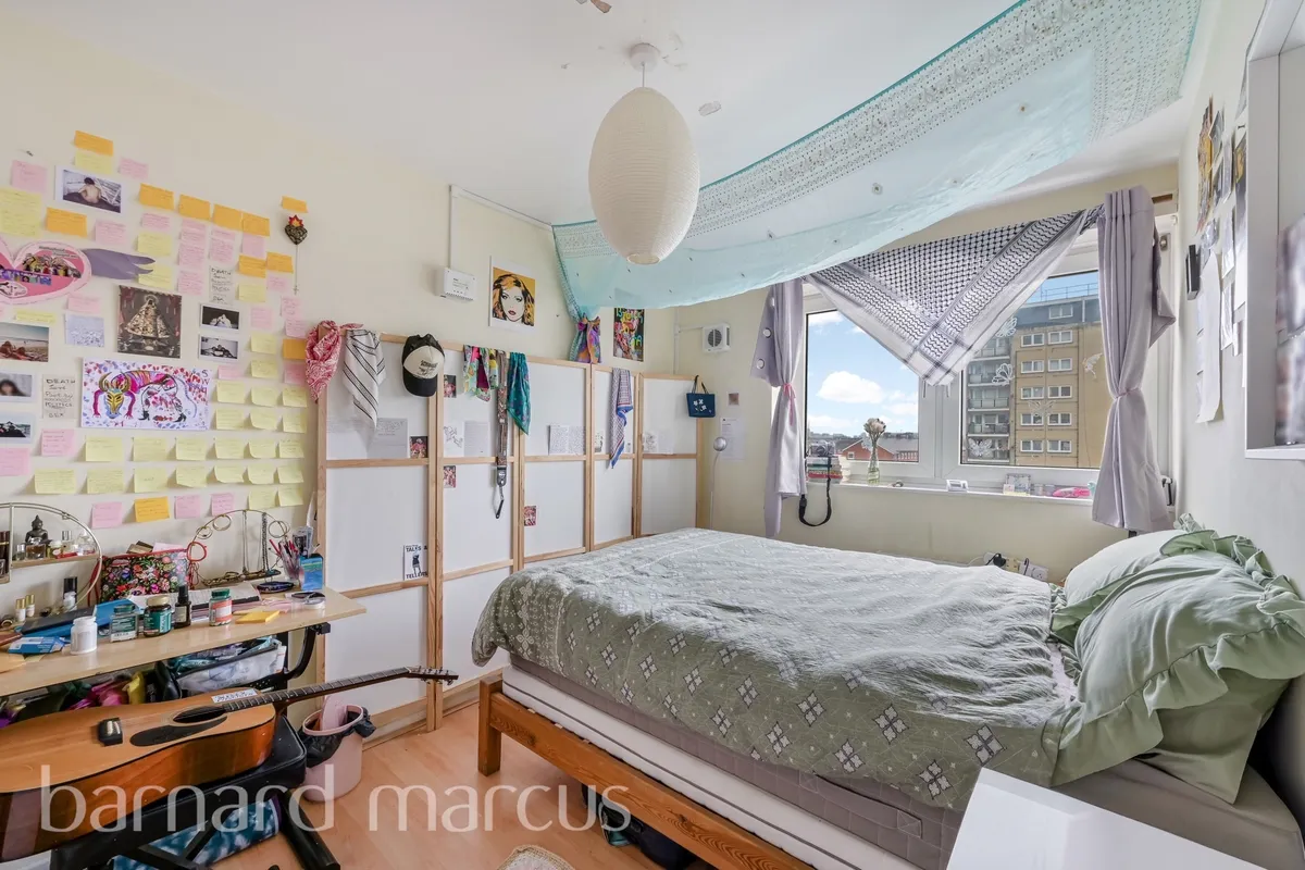 Flat Royal Road in Greater London